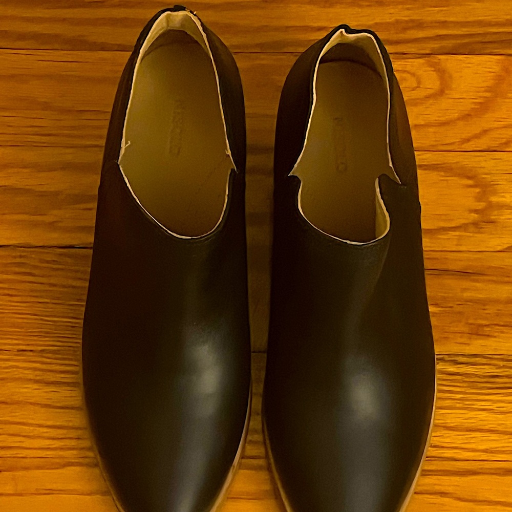 Genuine leather Women’s bootie.